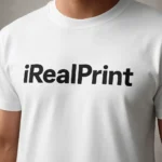 Tricou bărbați alb personalizat – close-up mesaj iRealPrint, personalizare prin transfer termic cu impact vizual clar și modern