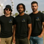 Tricouri bărbați negre personalizate iRealPrint purtate în grup – look unitar, contrast vizual puternic și identitate de echipă