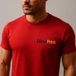 Tricou bărbați personalizat roșu – close-up transfer termic logo iRealPrint, detaliu material premium și claritate vizuală