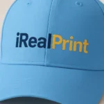 Șapcă albastru marin personalizată cu nume, model purtat de femeie, personalizare iRealPrint vizibilă, design elegant pentru branding sau cadou