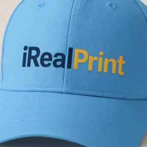 Șapcă albastru marin personalizată cu nume, model purtat de femeie, personalizare iRealPrint vizibilă, design elegant pentru branding sau cadou