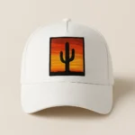 Șapcă albă personalizată cu imprimeu cactus – vedere frontală, design apus de soare, stil artistic minimalist, personalizare premium