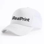 Șapcă albă inscripționată – model unisex cu logo iRealPrint, text negru contrastant pe fundal alb
