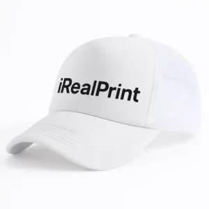 Șapcă albă inscripționată – model unisex cu logo iRealPrint, text negru contrastant pe fundal alb