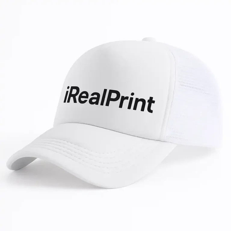 Șapcă albă inscripționată – model unisex cu logo iRealPrint, text negru contrastant pe fundal alb