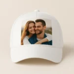 Șapcă albă personalizată cu fotografie cuplu – vedere frontală, design foto realist, cadou unic, personalizare premium