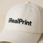 Șapcă albă personalizată cu nume – detaliu text negru clar pe material alb, personalizare iRealPrint precisă