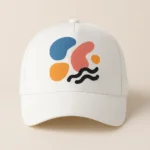 Șapcă albă personalizată cu design colorat abstract – vedere frontală, imprimeu premium, impact vizual puternic, branding unic