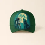 Șapcă verde închis personalizată cu design astronaut și lup – imprimare clară prin transfer termic, fundal sobru și stil creativ