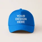 Șapcă personalizată albastră la comandă – fundal albastru intens cu text alb contrastant, model unisex, ideal pentru branding și cadouri
