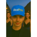 Șapcă personalizată albastră – model premium iRealPrint, fundal albastru vibrant cu logo imprimat, stil modern pentru branding și evenimente