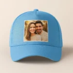 Șapcă albastru marin personalizată cu poză cuplu – imprimare clară prin transfer termic, stil modern și eleganță vizuală