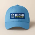 Șapcă albastru marin personalizată cu logo companie – design profesional, branding corporate pe fundal navy