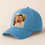 Șapcă albastru marin personalizată cu poză cuplu – fundal navy elegant, imprimare foto clară și contrast vizual distinct