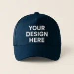 Șapcă personalizată albastru navy – mockup frontal pe fundal bej, contrast elegant cu text alb, personalizare prin transfer termic