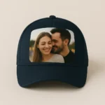 Șapcă albastru navy personalizată cu fotografie cuplu – vedere frontală, contrast elegant pe fundal închis, transfer termic full color, cadou premium