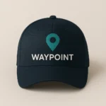 Șapcă albastru navy personalizată cu logo companie – vedere frontală, design minimalist turcoaz, contrast clar pe fundal închis, branding corporate premium