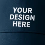 Șapcă personalizată albastru navy – close-up pe personalizare albă prin transfer termic, detaliu precis și contrast premium pentru branding corporativ