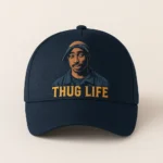 Șapcă albastru navy personalizată cu imprimeu Thug Life – vedere frontală, design urban contrastant pe fundal închis, stil streetwear premium
