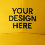 Șapcă galbenă personalizată – detaliu de aproape al materialului și al zonei de imprimare pentru un design clar și vizibil