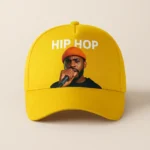Șapcă galbenă personalizată cu fotografie rapper și text HIP HOP – fundal luminos, contrast puternic, stil urban autentic