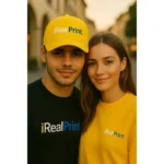 Șapcă galbenă personalizată cu logo iRealPrint – fundal luminos, branding clar și stil promoțional modern
