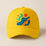 Șapcă galbenă personalizată cu design abstract colorat – fundal luminos, contrast puternic, stil artistic și expresiv