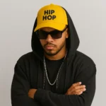 Șapcă galbenă personalizată cu text HIP HOP – fundal luminos, mesaj urban clar, stil streetwear autentic