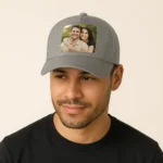 Șapcă gri personalizată cu fotografie de cuplu – accesoriu unisex, stil modern și print clar prin transfer termic