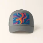 Șapcă gri personalizată cu design abstract colorat – fundal neutru, print full-color clar și stil modern unisex