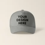 Șapcă gri personalizată după orice design – fundal neutru, inscripție neagră clară, ideală pentru logo sau text creativ