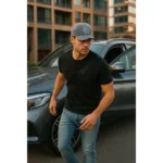 Șapcă gri personalizată la comandă – stil urban masculin, fundal neutru pentru branding clar