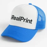 Șapcă albastră inscripționată – față albă cu logo iRealPrint și cozoroc albastru intens, design modern unisex
