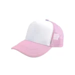 Șapcă roz inscripționată – model trucker cu față albă simplă, cozoroc și plasă laterală roz deschis pentru personalizare