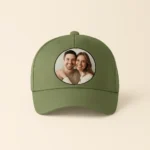 Șapcă kaki personalizată cu fotografie cuplu – imprimare clară prin transfer termic, fundal natural și stil casual personalizat