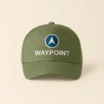 Șapcă kaki personalizată cu logo WAYPOINT – imprimare clară prin transfer termic, branding outdoor și fundal neutru profesionist