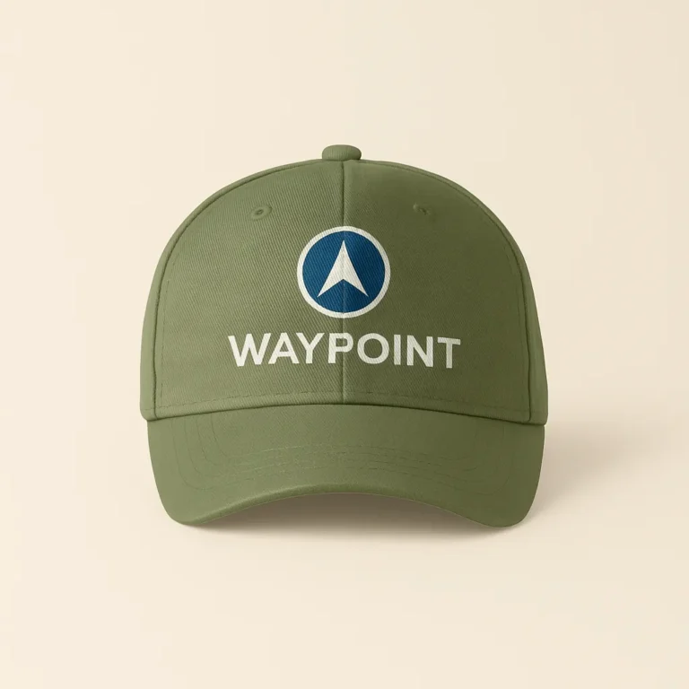 Șapcă kaki personalizată cu logo WAYPOINT – imprimare clară prin transfer termic, branding outdoor și fundal neutru profesionist