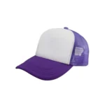 Șapcă mov inscripționată – model trucker cu față albă simplă, cozoroc mov și plasă laterală mov pentru personalizare