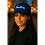 Șapcă albastru navy personalizată cu nume – text alb vizibil, design unisex purtat în stil urban elegant