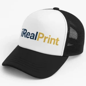 Șapcă neagră inscripționată – model unisex cu logo iRealPrint pe față albă, cozoroc și plasă laterală negre