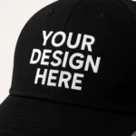 Șapcă personalizată neagră – detaliu close-up pe design alb, personalizare prin transfer termic cu vizibilitate maximă