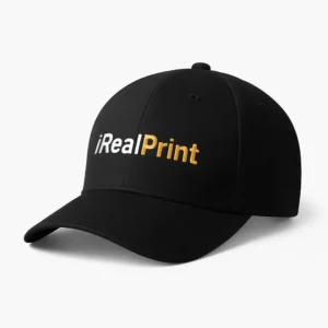 Șapcă neagră personalizată cu nume – detaliu logo iRealPrint auriu-alb pe material închis, personalizare clară și durabilă