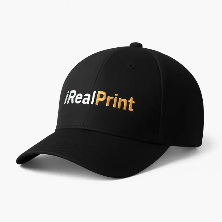 Șapcă neagră personalizată cu nume – detaliu logo iRealPrint auriu-alb pe material închis, personalizare clară și durabilă