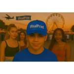 Șapcă personalizată albastru regal – model premium purtat la festival, evidențiază logo-ul iRealPrint pe fundal vibrant, perfect pentru branding vizibil și apartenență la comunitate