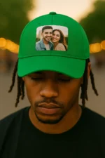 Șapcă verde personalizată cu fotografie cuplu – imprimare clară prin transfer termic, fundal natural și stil modern