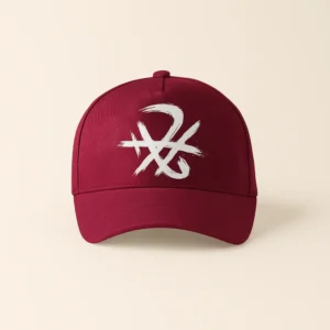 Șapcă vișinie personalizată cu design artistic abstract alb, model burgundy modern și expresiv.