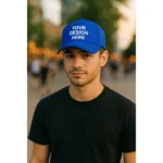 Șapcă personalizată albastru regal – model unisex purtat casual, fundal premium pentru logo-uri și mesaje vizibile, ideal pentru branding elegant și campanii promoționale