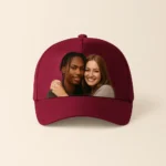 Șapcă vișinie personalizată cu poză de cuplu, fundal burgundy elegant, accesoriu unic pentru cadouri speciale.