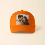 Șapcă portocalie personalizată cu fotografie cuplu – fundal intens pentru cadouri memorabile, imagine clară imprimată prin transfer termic
