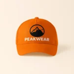 Șapcă portocalie personalizată cu logo brand Peakwear – fundal intens, imprimeu negru cu munte și inscripție albă, accesoriu vizibil pentru promovare